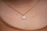 Collier doré fleur blanche