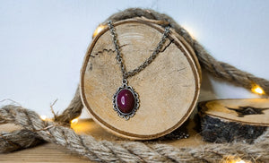 Collier argenté ovale bordeaux